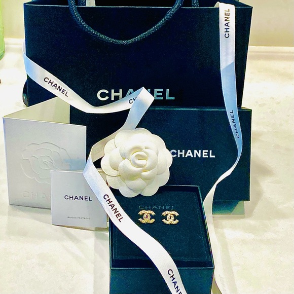 Chanel Authentic BRAND NEW Classic Gold CC Earrings with Pearls & Crystals - Picture 2 of 8